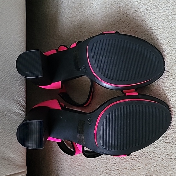 Shoes - Picture 4 of 4